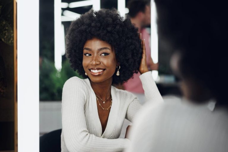 une femme noir avec des cheveux crépus