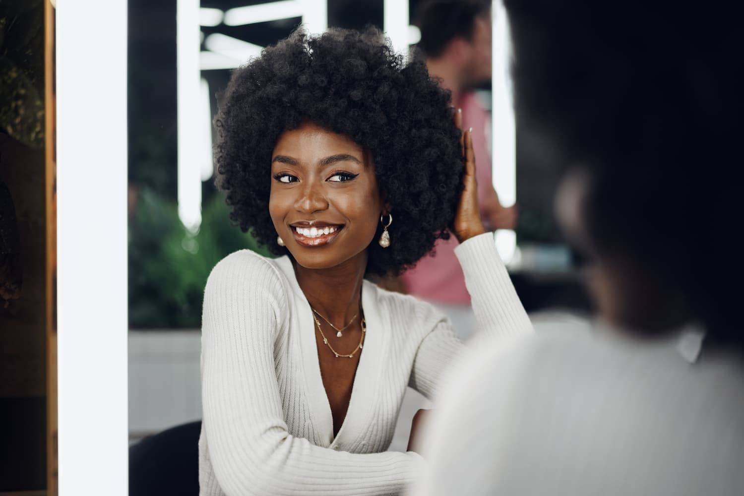 une femme noir avec des cheveux crépus